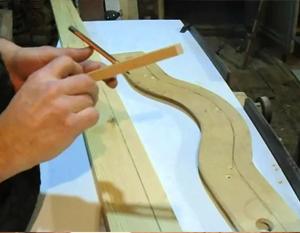 Продольный раскрой криволинейной заготовки с уникальным рисунком волокон