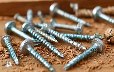 Как правильно подбирать гвозди и саморезы для работы с различными породами древесины