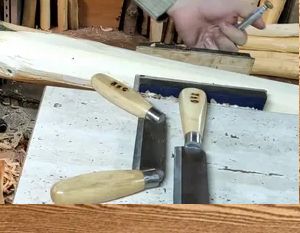 Работа со скобелем и художественным топором для предварительного формообразования