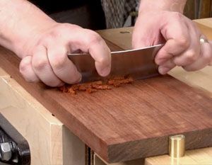 Техника цикли (столярного скобеля) для выравнивания поверхностей сложной фигурной текстуры