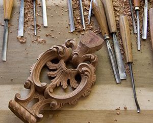 Каковы правила техники безопасности при резьбе по дереву?